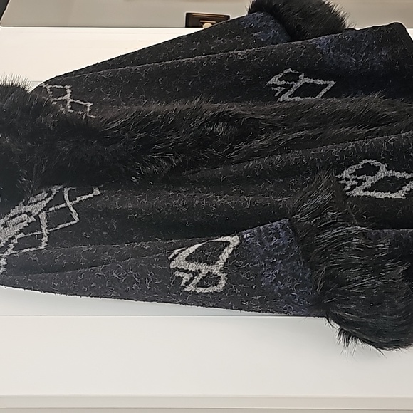 Hooded  shawl coat  cape with  faux  fur  black  trim . Elegant  and  classy - Picture 2 of 8